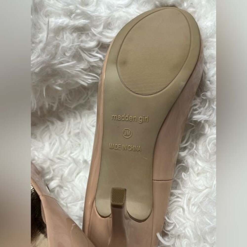Madden Girl Beige Tan Nude Patent Leather Round Toe Heels 9M - Picture 8 of 13